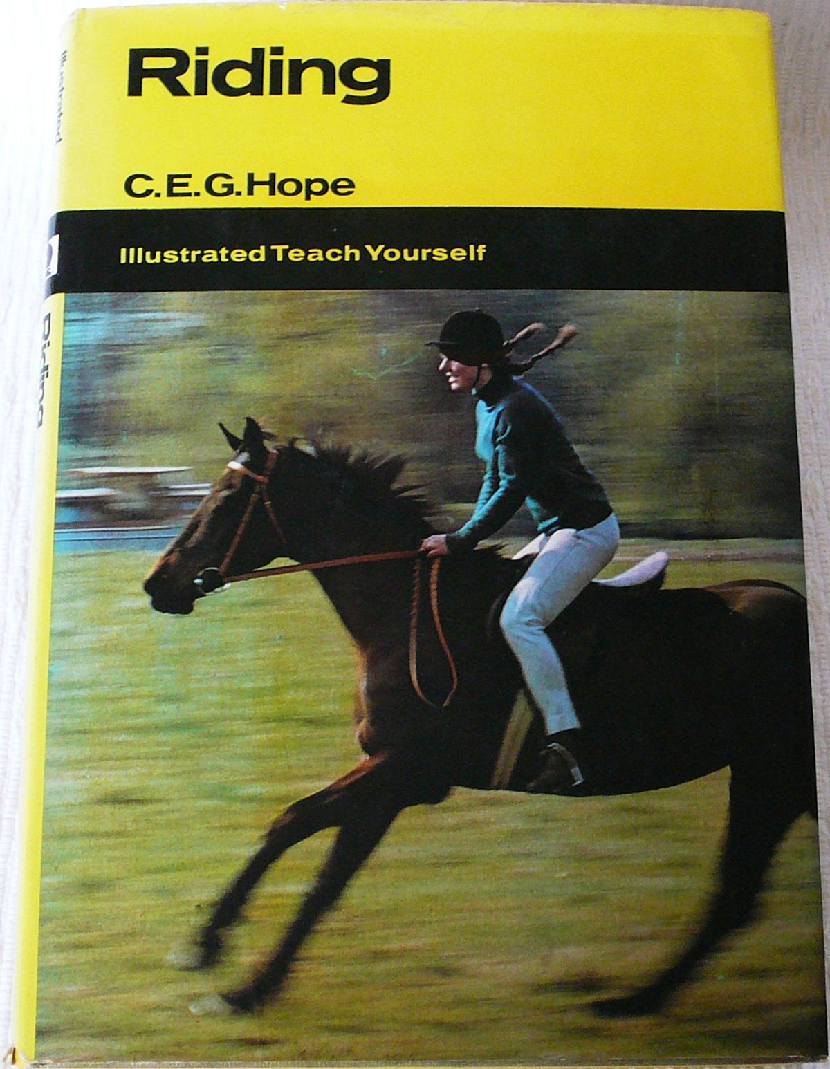 Riding (Illustrated Teach Yourself)