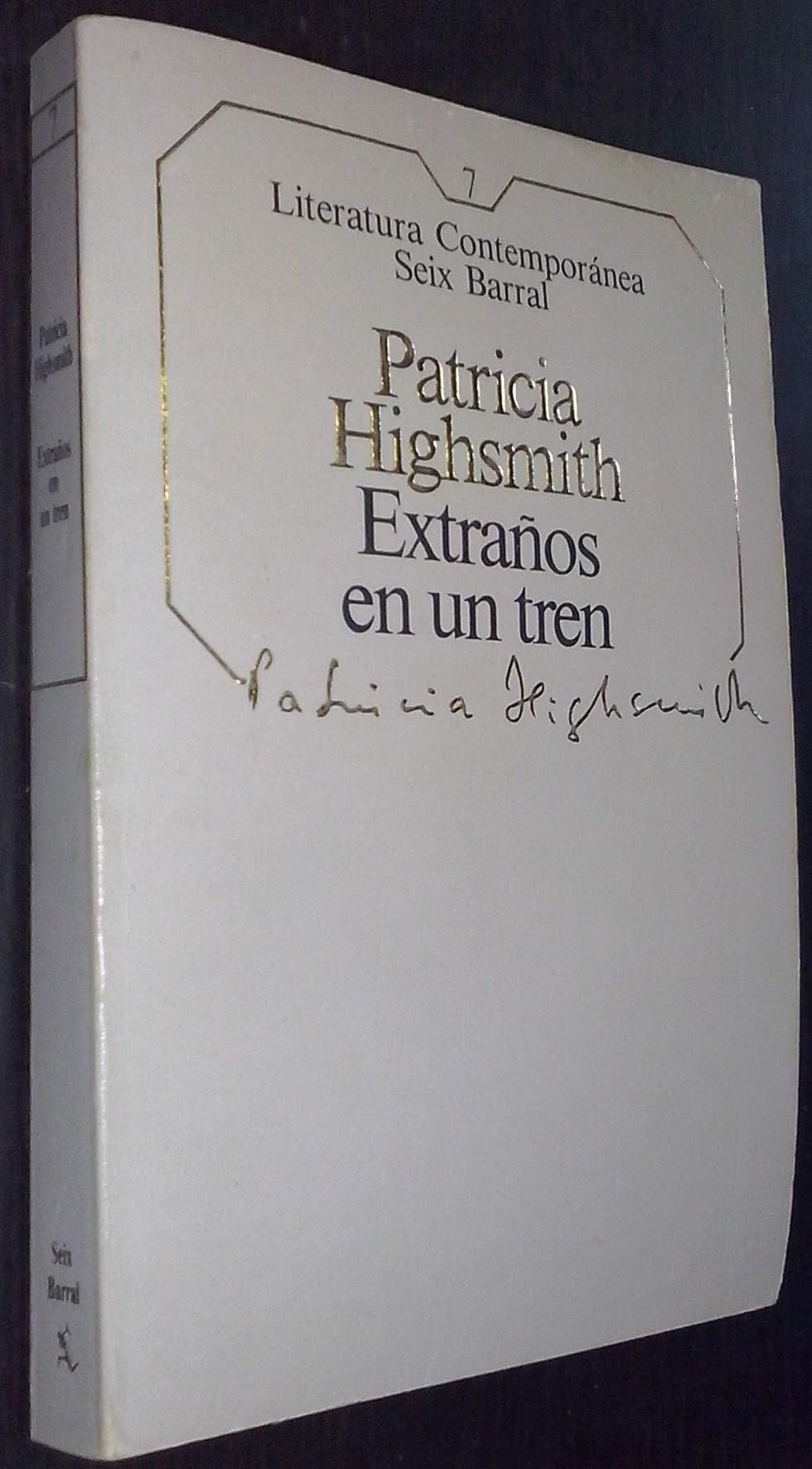 Extranos en un tren