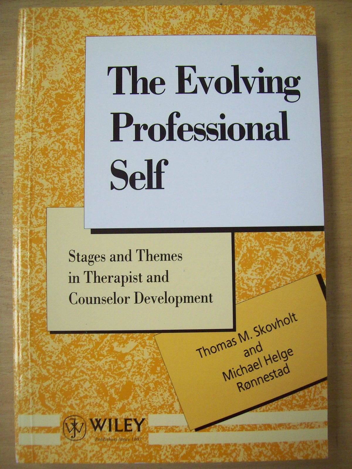 The Evolving Professional Self: Stages and Themes in Therapist and Counselor Development (Wiley Series in Psychotherapy 